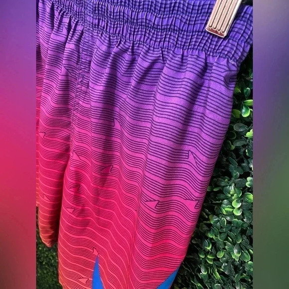 Nike Shark Stripe Big Kids' (Boys') Breaker 8" Volley/ Swim Short - Size Large - Picture 3 of 9